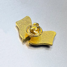 Load image into Gallery viewer, Shirley Custom 3.2X2.15cm customize logo /picture/photo /name gold plated metal flag shape badge wholesale flag pins